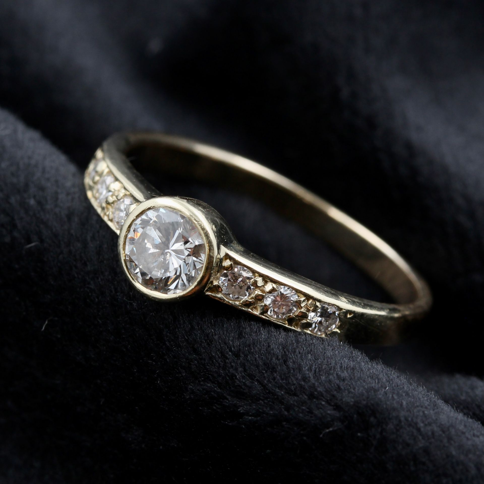 Damenring, 18 kt Gelbgold, mit Brillanten, Mittelstein ca. 0,33 ct, punziert, ca. 2,7 g, RM 55