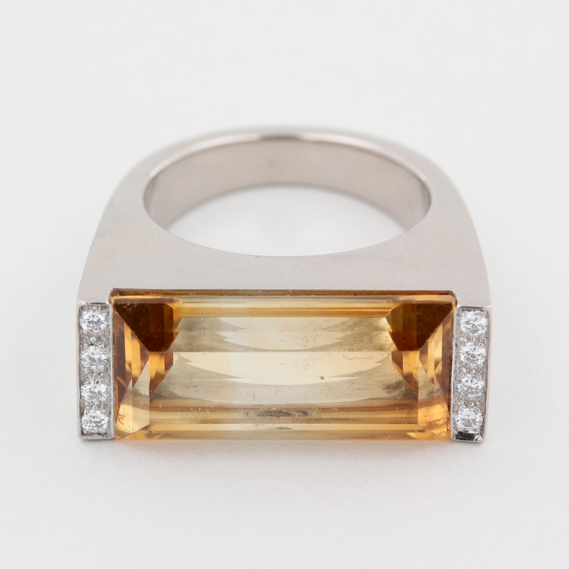 Damenring, 14 kt Weißgold, mit 8 Brillanten, zusammen ca. 0,20 ct, und 1 Citrin, Juweliersarbeit, - Bild 2 aus 4