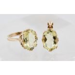 Schmuckset, 9 kt Gelbgold, mit je 1 wohl Peridot und kleinen roten Spinellen, punziert, Ring RM