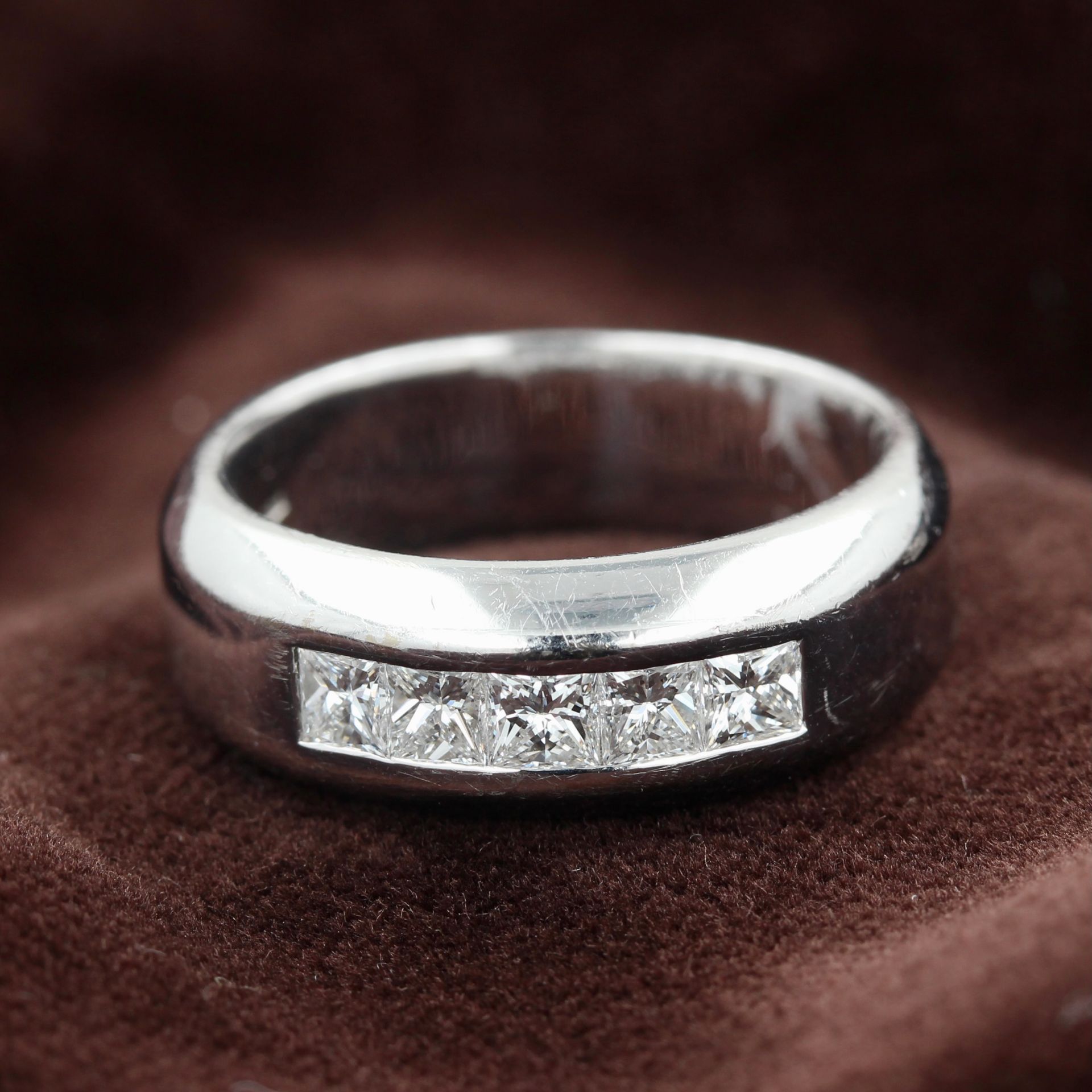 Damenring, 18 kt Weißgold, mit 5 Diamantcareés, punziert, ca. 12,8 g, RM 57 - Bild 2 aus 6