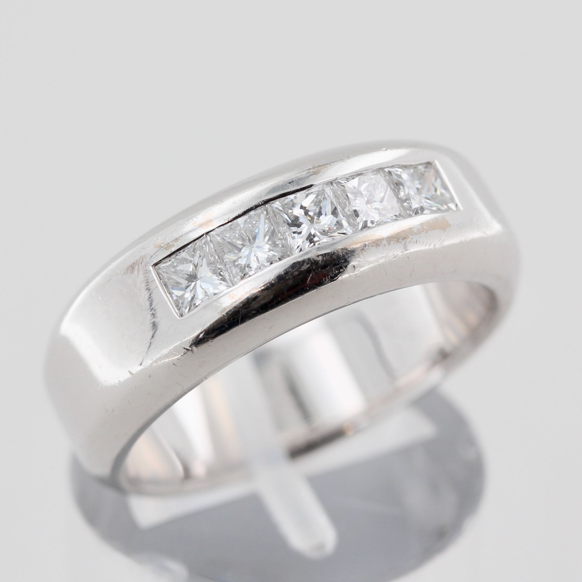 Damenring, 18 kt Weißgold, mit 5 Diamantcareés, punziert, ca. 12,8 g, RM 57 - Bild 4 aus 6