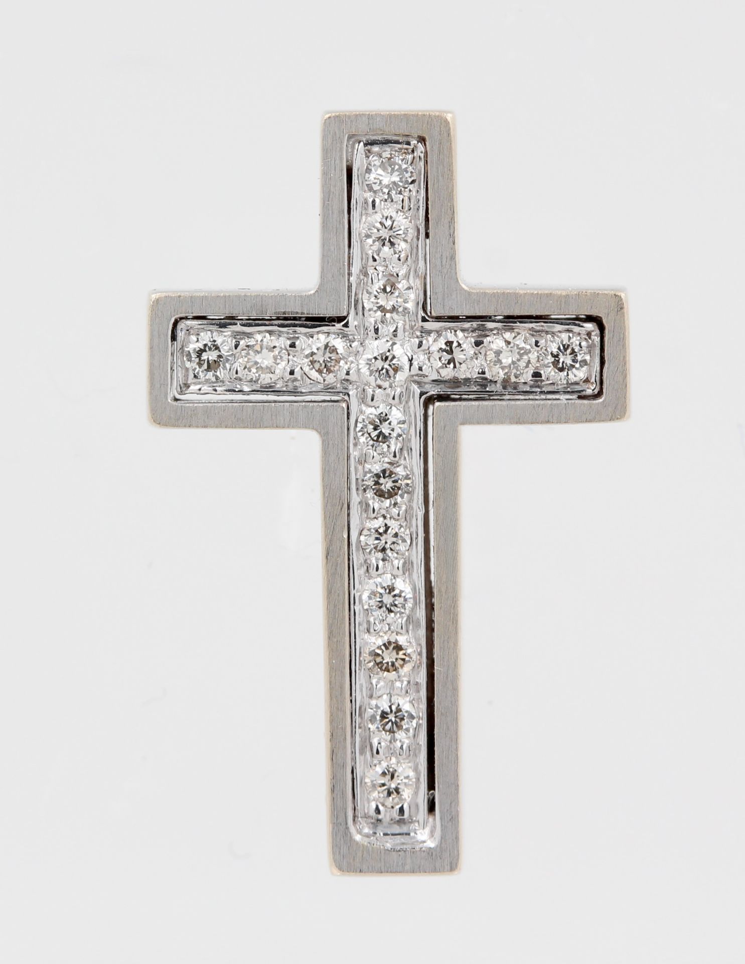 Kreuzanhänger, 18 kt Weißgold, besetzt mit 17 Brillanten, zusammen ca. 0.20 ct, weiß, si, rückseitig