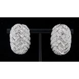Paar Ohrclips, 18 kt Weißgold, besetzt mit 109 Brillanten, zusammen ca. 3,25 ct, weiß, si, und 70