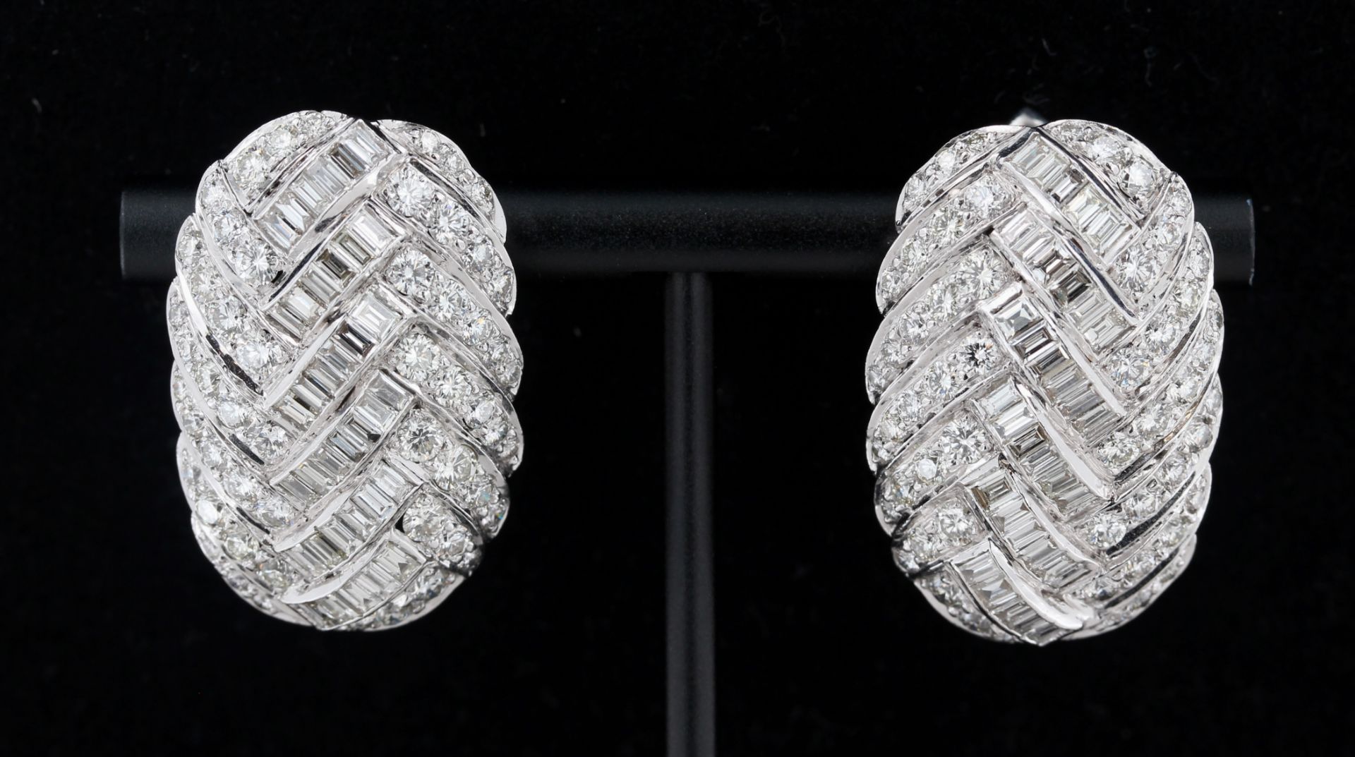 Paar Ohrclips, 18 kt Weißgold, besetzt mit 109 Brillanten, zusammen ca. 3,25 ct, weiß, si, und 70