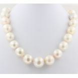 Collier mit Südseeperlen, 18 kt Gelbgold Kugelschließe, mit Diamanten, zusammen ca. 1,5 ct, feines