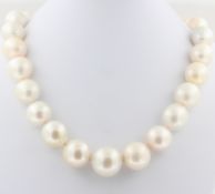 Collier mit Südseeperlen, 18 kt Gelbgold Kugelschließe, mit Diamanten, zusammen ca. 1,5 ct, feines