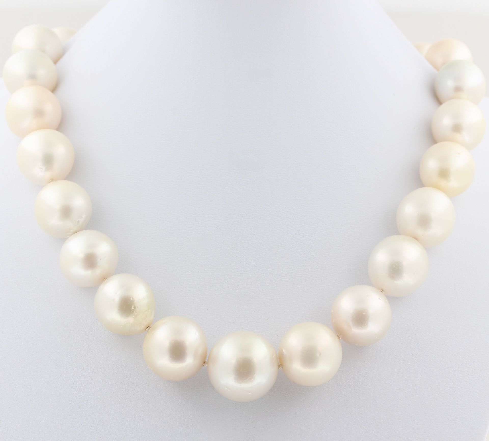 Collier mit Südseeperlen, 18 kt Gelbgold Kugelschließe, mit Diamanten, zusammen ca. 1,5 ct, feines