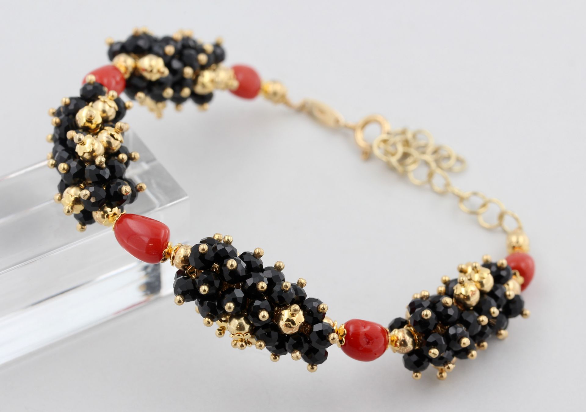 Armband, 925 Silber, vergoldet, 50er Jahre, ungetragen, mit roten Korallen und schwarzem, wohl Onyx, - Bild 2 aus 3