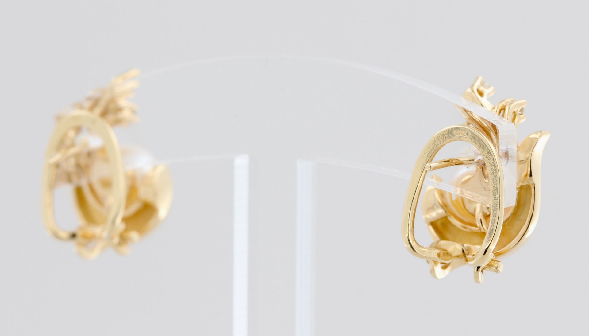 Paar Ohrstecker, 18 kt Gelbgold, mit je 1 weißen Perlen und kleinen Brillanten, punziert, ca. 7,8 g, - Bild 4 aus 4