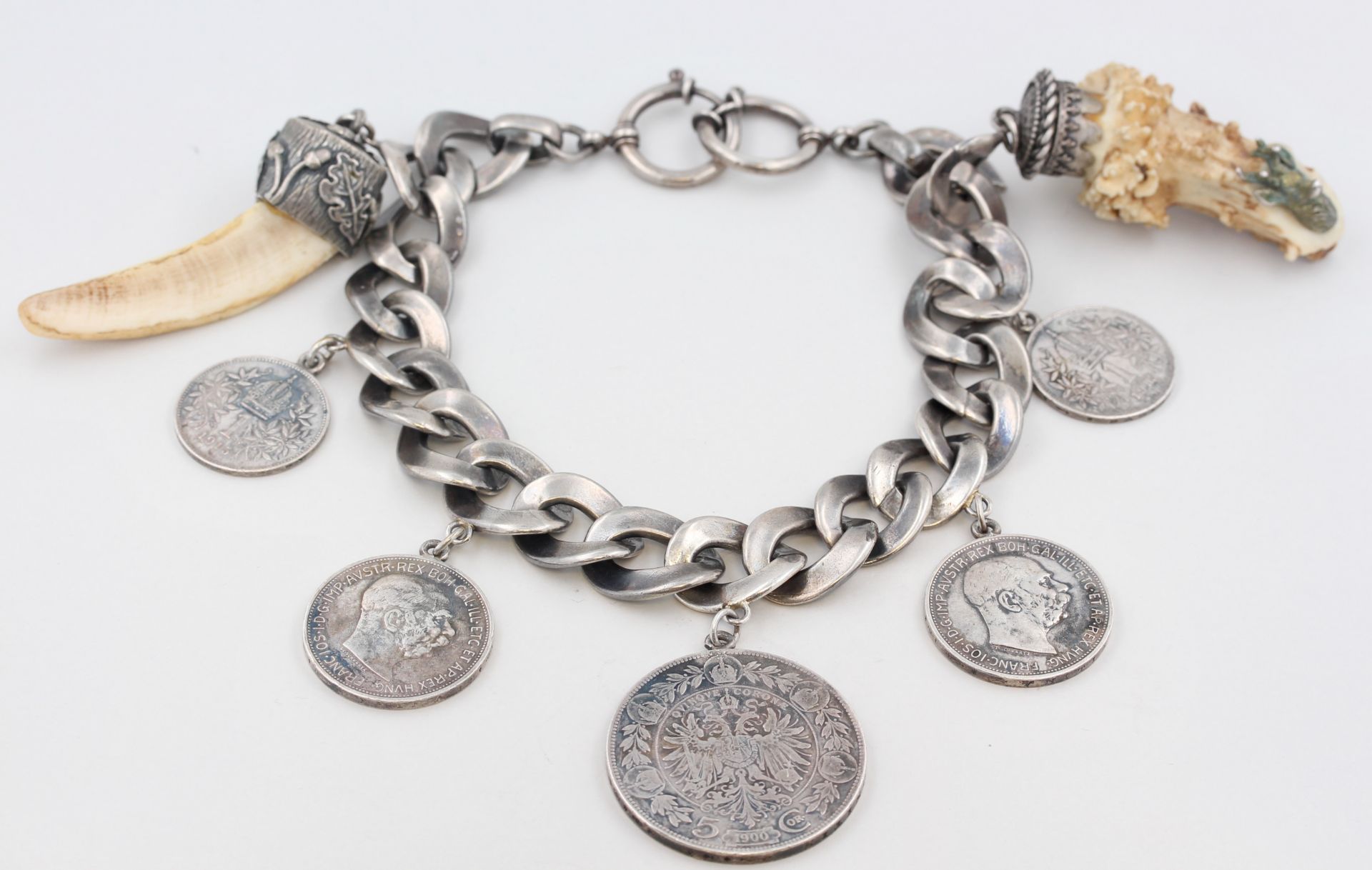 Charivari , 800 Silber, mit 5 Münzanhängern und 2 Anhängern mit Horn und Zahn, punziert, ca. 183,5