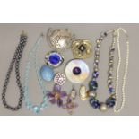 Konvolut Modeschmuck, teils Silber, 4 Halsketten, L. 42 cm - 44,5 cm, 4 Brosche, D. 2,7 cm - 6,8 cm,