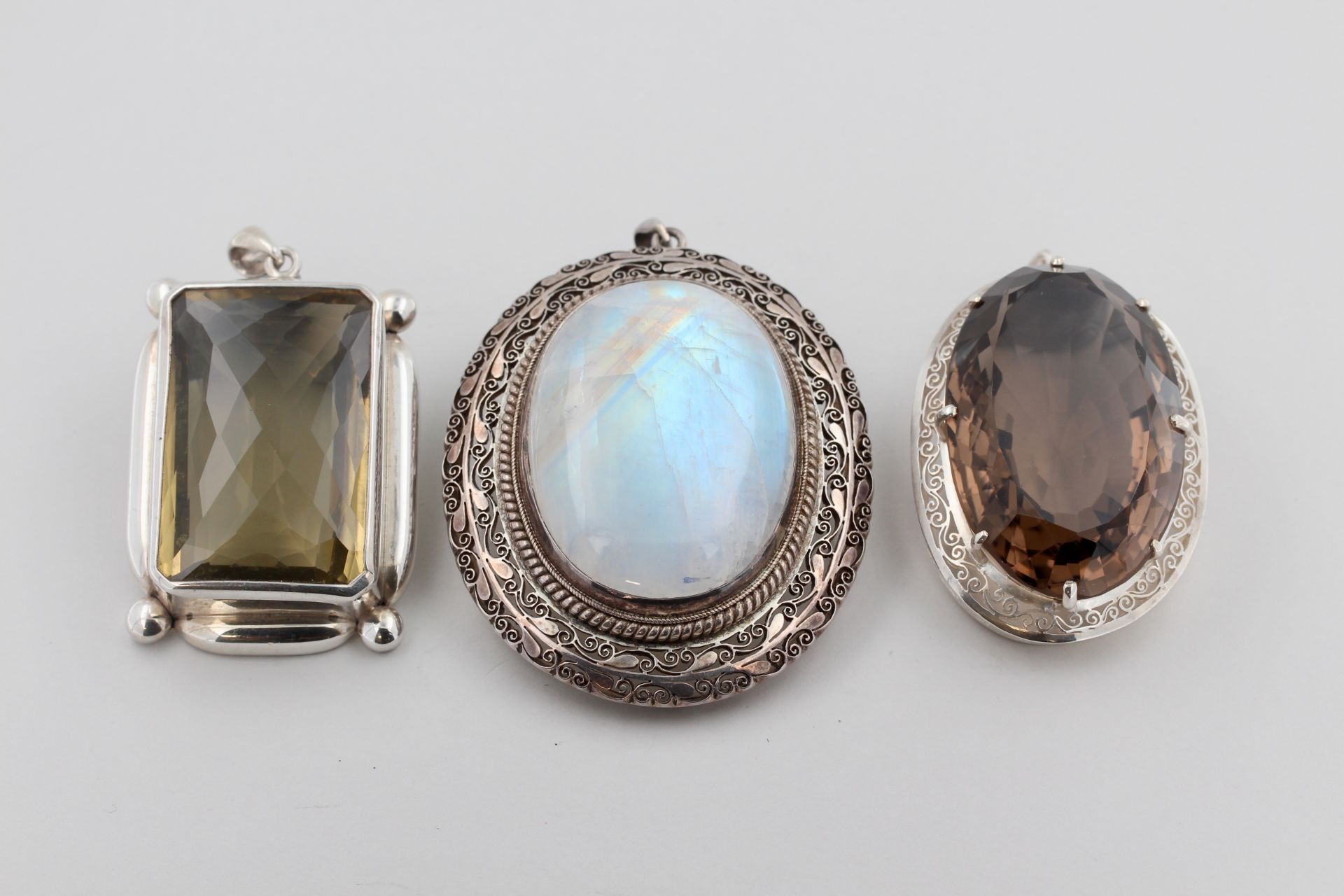 5 Anhänger Silber, Silber, mit Bergkristall, Rauchquarz, wohl Mondstein, Amethyst, usw., L. 5,7 cm - - Bild 2 aus 3