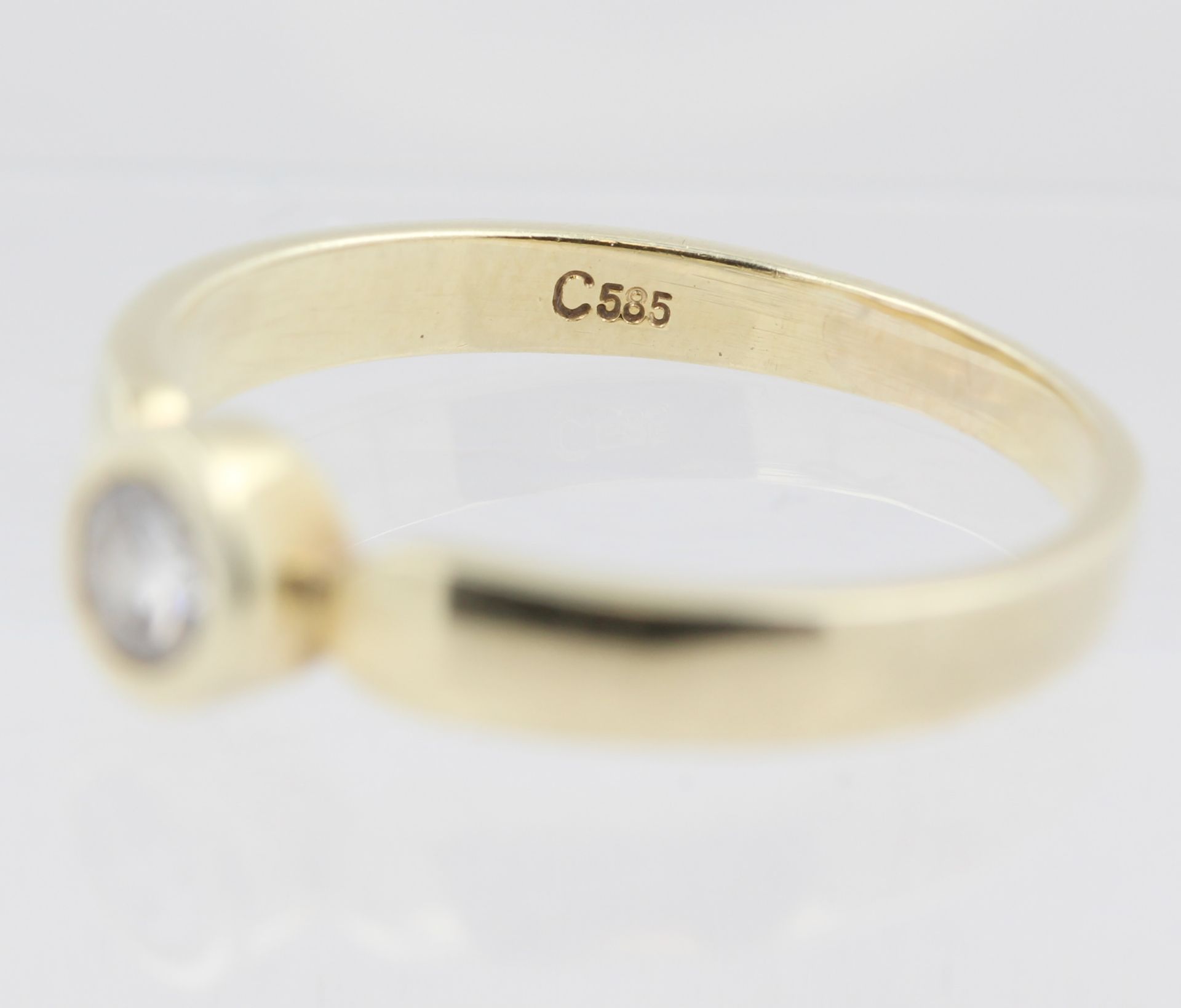 Damenring, 14 kt Gelbgold, mit 1 Brillant, ca. 0,1 ct, punziert, ca. 2,8 g, RM 55 - Bild 2 aus 2