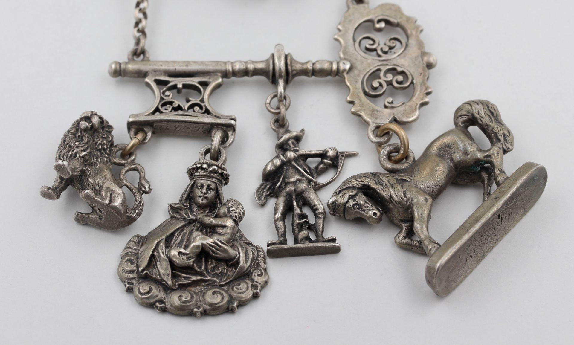 Châtelaine, Rockstecker , 800 Silber, mit 4 Anhängern, punziert, 2 Ösen wohl Messing, ca. 157,3 g, - Bild 2 aus 4