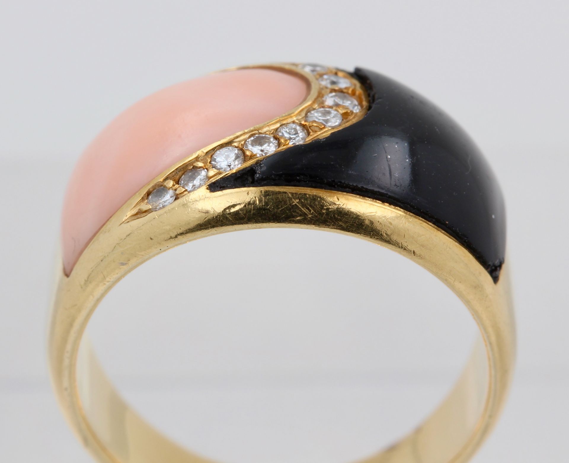 Damenring, 18 kt Gelbgold, mit Engelshautkoralle, kleinen Brillanten, und Onyx (Stein mit - Bild 3 aus 3