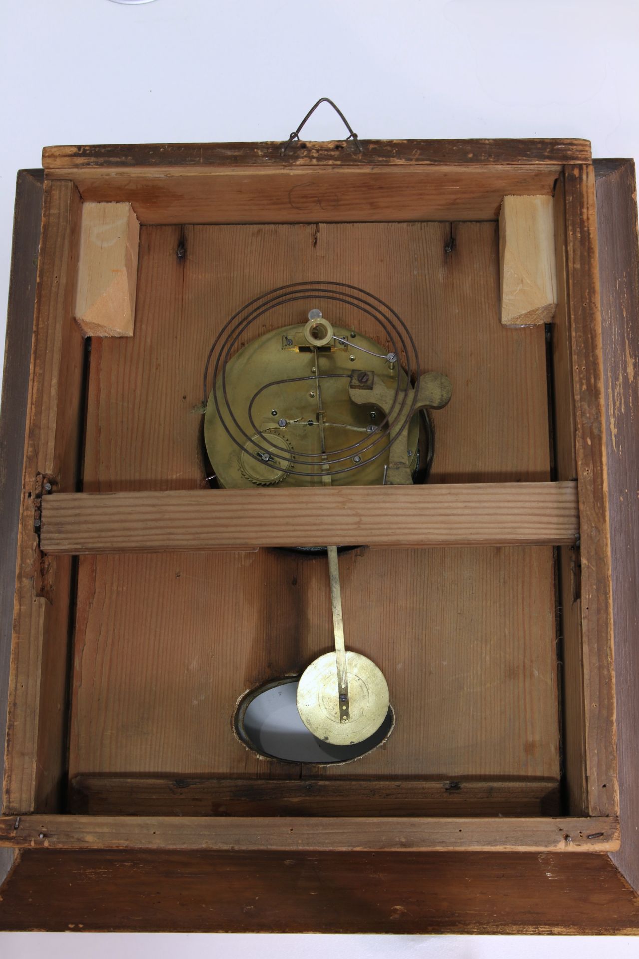 Wiener Rahmenuhr, 19. Jh., vergoldetes Holzgehäuse, helles Emaille Zifferblatt mit römischen - Bild 4 aus 4