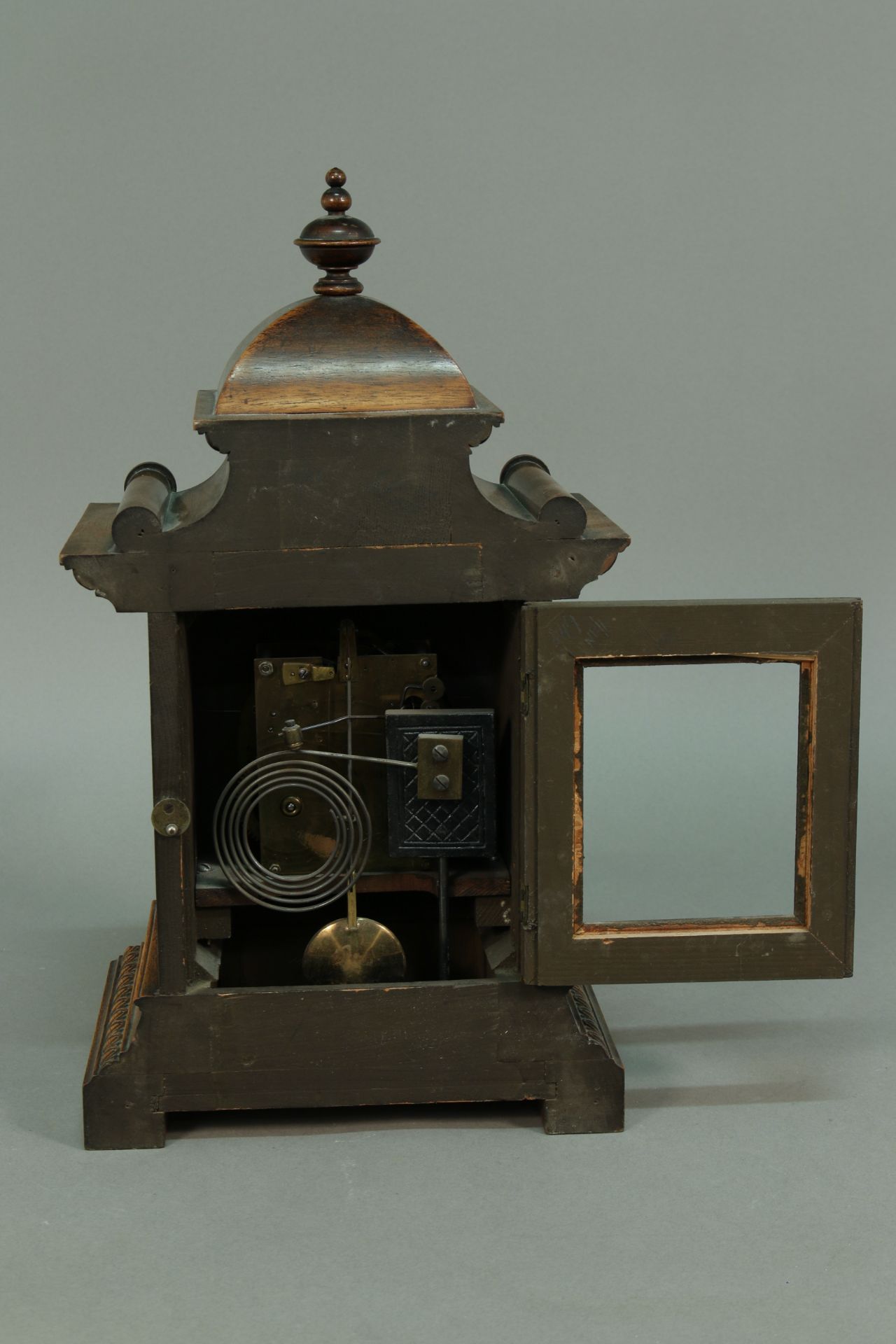 Tischuhr, 20. Jh., England, Nussbaumgehäuse, reichlich verziert, Pagodendach, Messing Zifferblatt, - Bild 5 aus 6