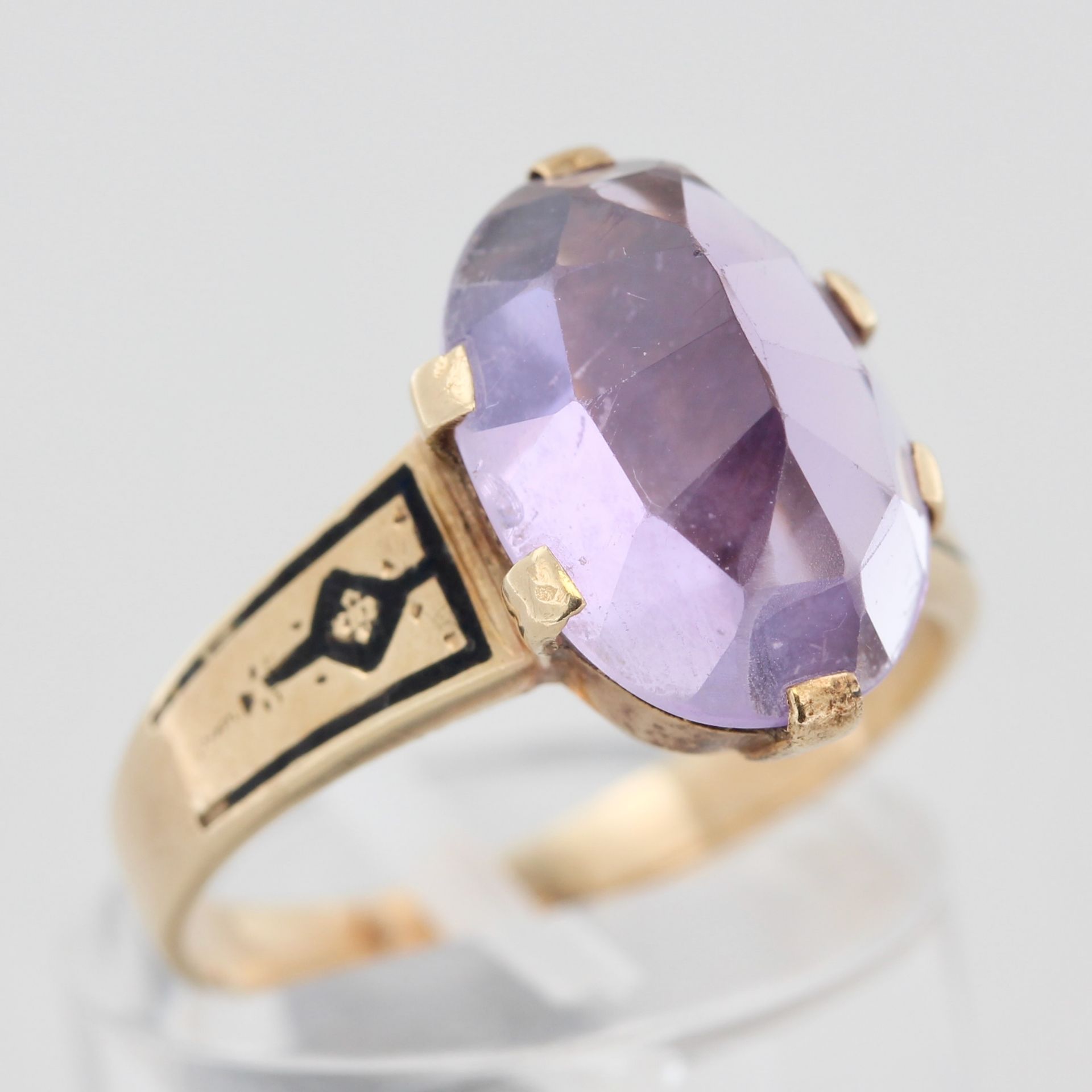 Damenring, 14 kt Gelbgold, mit 1 Amethyst und schwarzem, wohl Emaille, ca. 4,3 g, RM 55