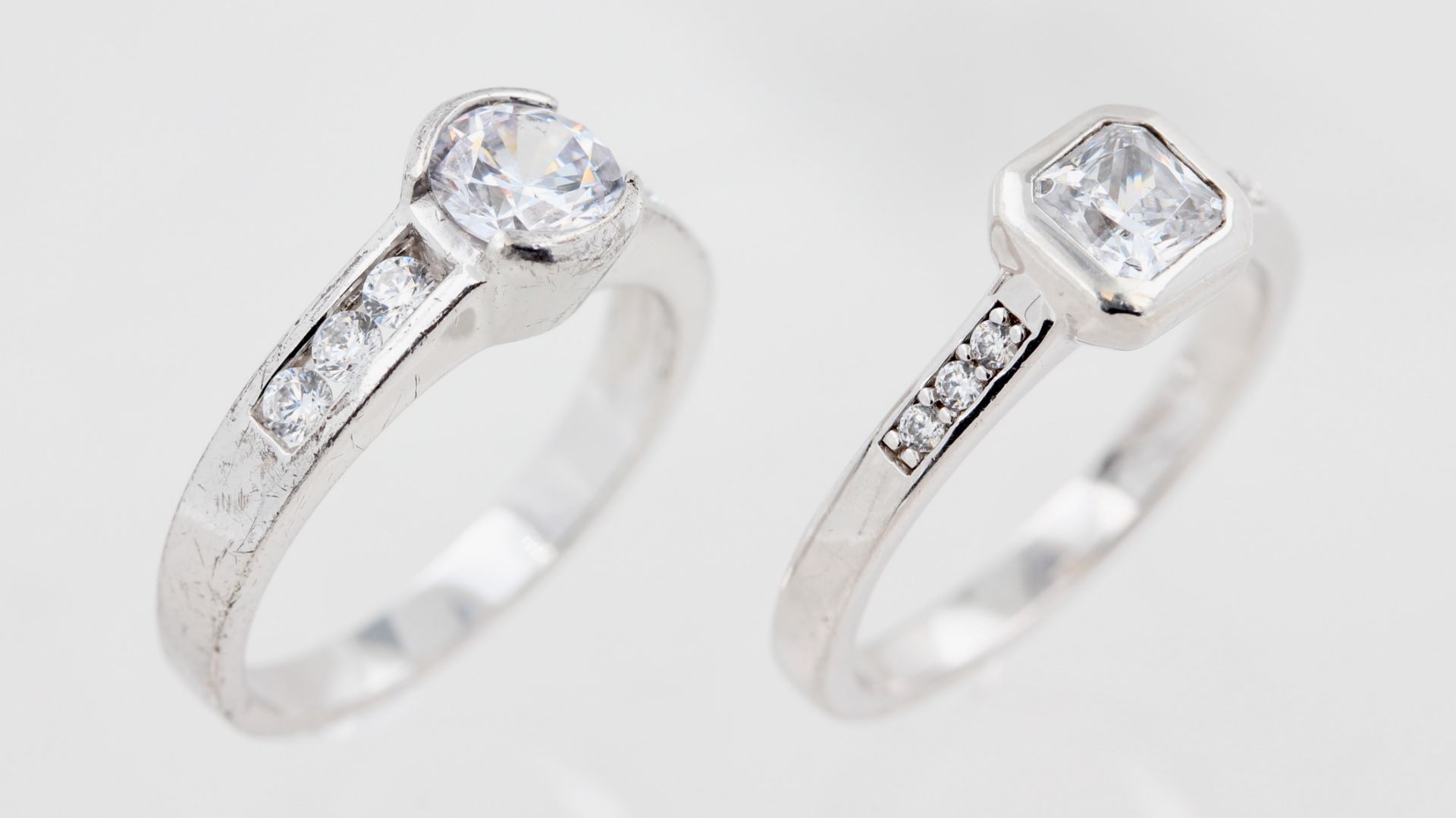 Zwei Silber Ringe, 925 Silber, mit weißen, wohl Zirkonia, zusammen ca. 7,3 g, RM 55 + 56