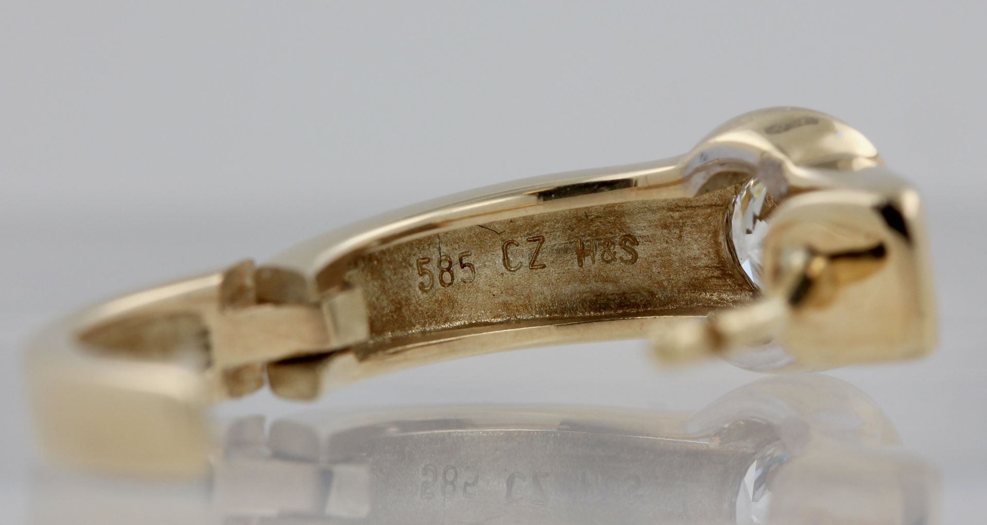Paar Creolen, 14 kt Gelbgold und Weißgold, mit 2 Brillanten, zusammen ca. 0,50 ct, weiß, si, - Bild 5 aus 5