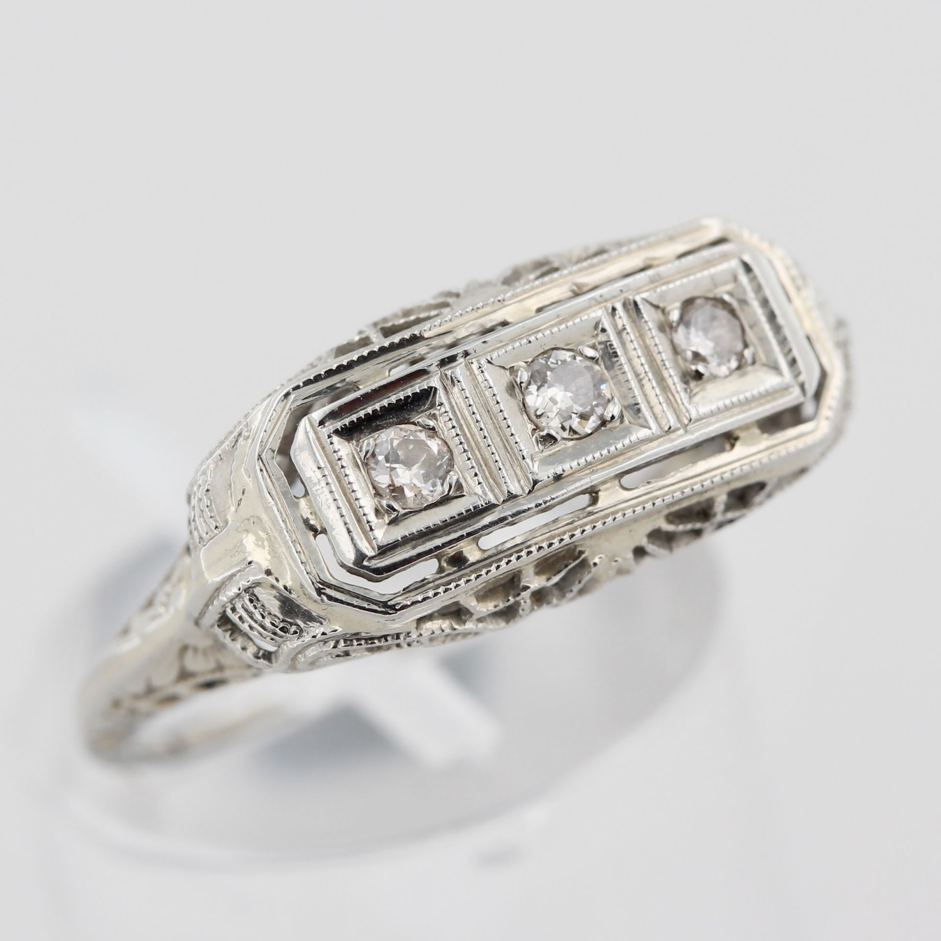 Damenring, 18 kt Weißgold, filigran verziert, mit 3 kleinen Diamanten, ca. 2,6 g, RM 55 - Bild 4 aus 4