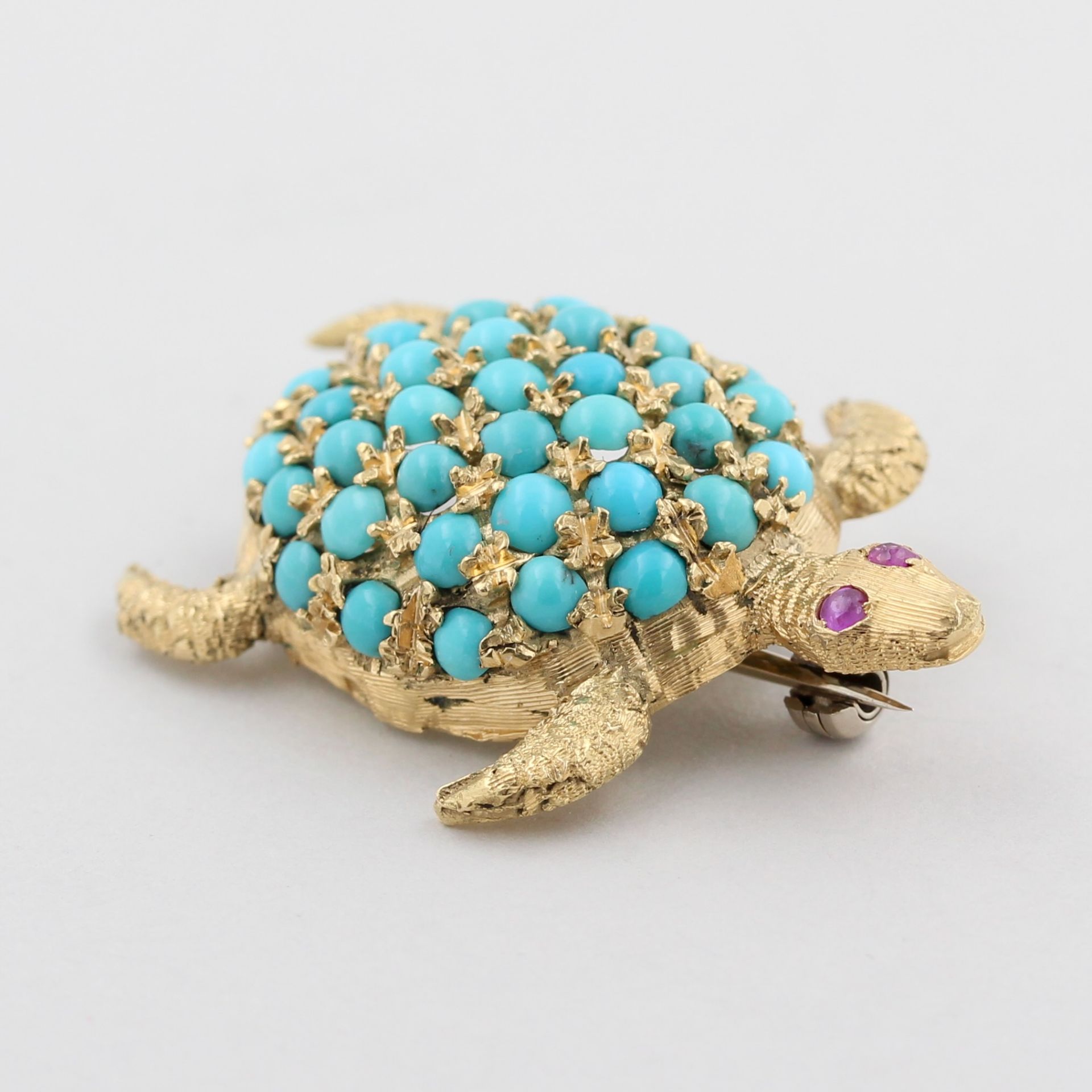 Brosche, 18 kt Gelbgold, in Form einer Schildkröte, Panzer mit Türkisen besetzt, 2 kleine Rubine als - Bild 2 aus 4