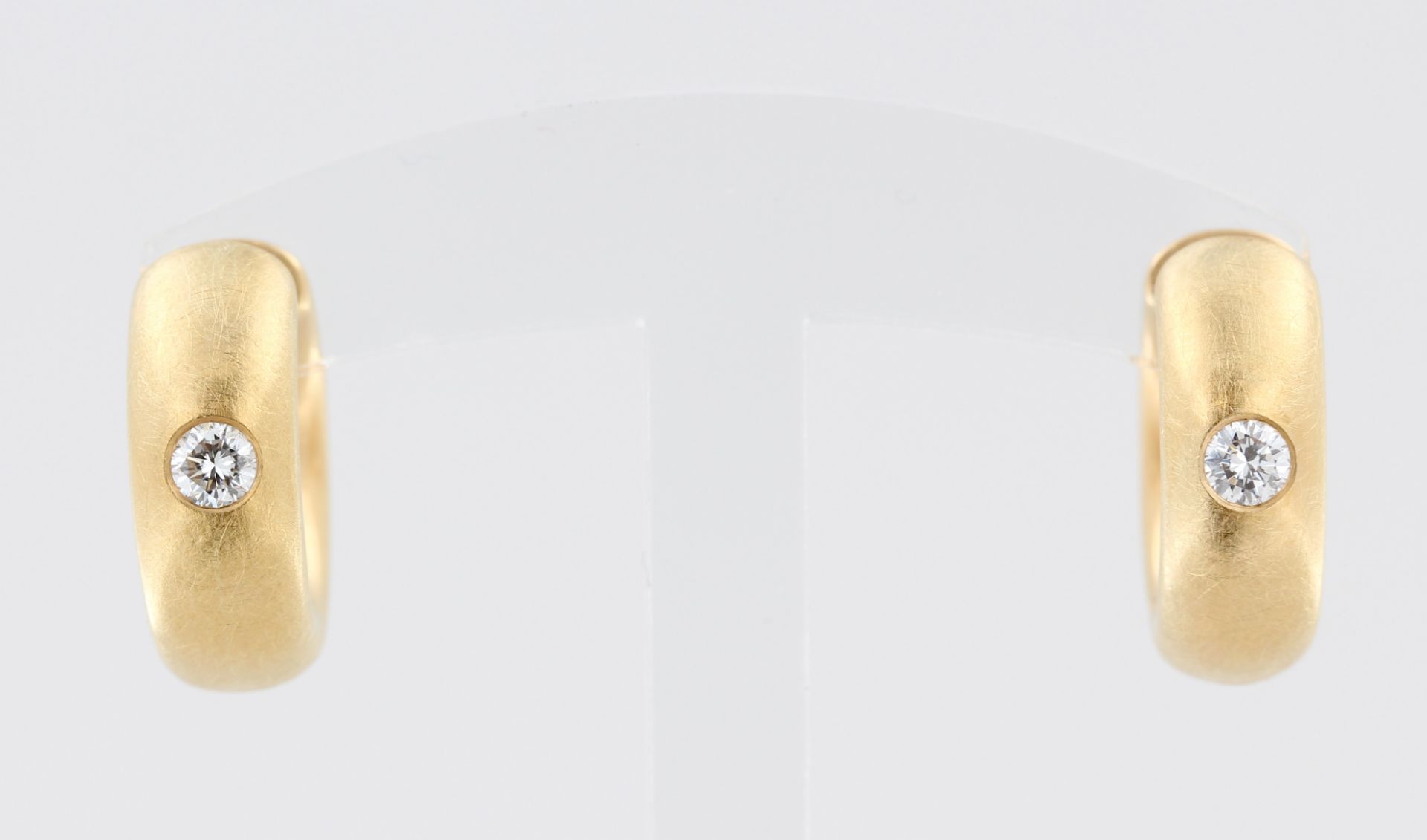 Paar Creolen Scheurle Quinn, 18 kt Gelbgold, mit je 1 Brillant, je ca. 0,17 ct, mattierte