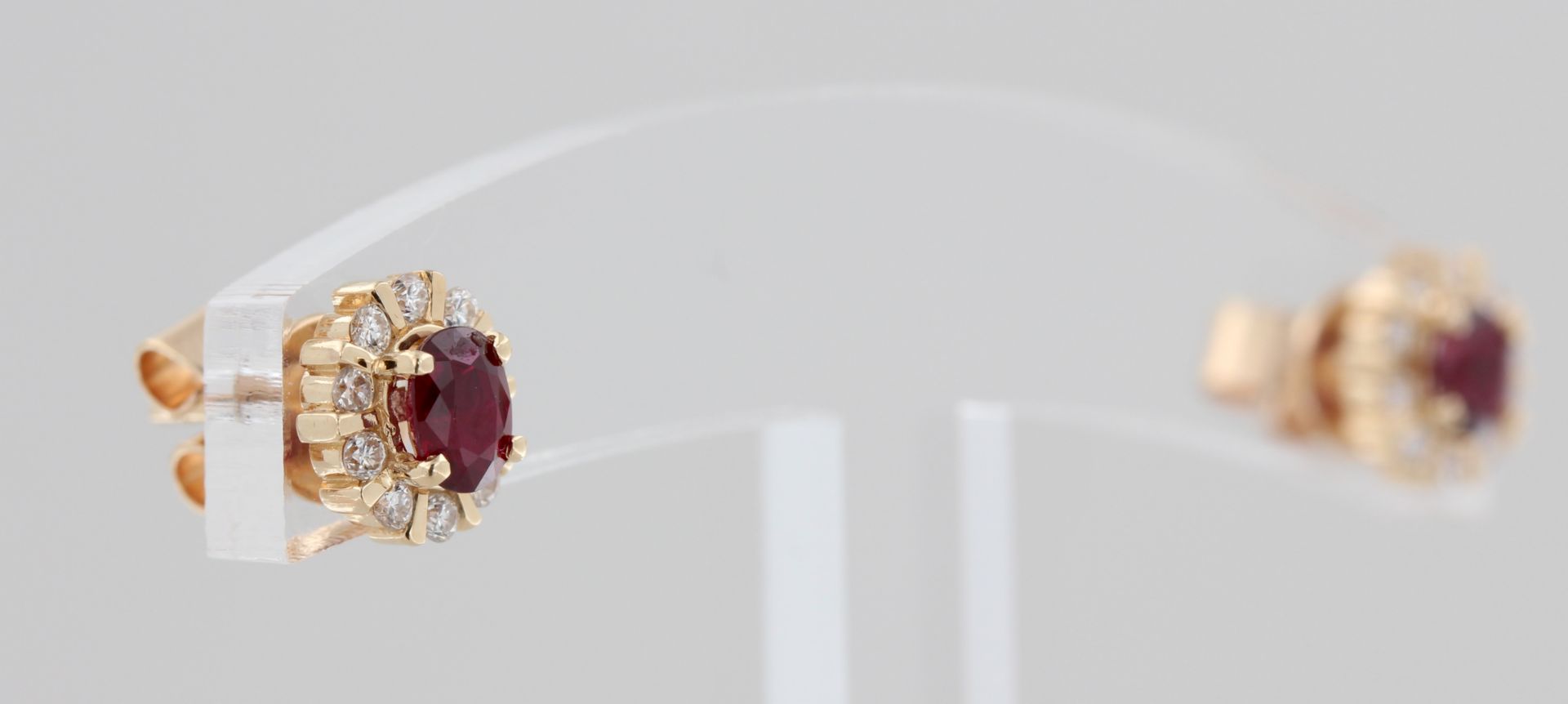 Paar Ohrstecker, 14 kt Gelbgold, mit Rubinen und kleinen Diamanten, punziert, ca. 2,4 g, D. 0,7 cm - Bild 3 aus 4