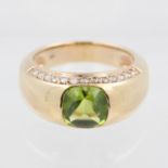 Damenring, 18 kt Gelbgold, mit kleinen Brillanten, zusammen ca. 0,44 ct, tw, vsi, und 1 Peridot (