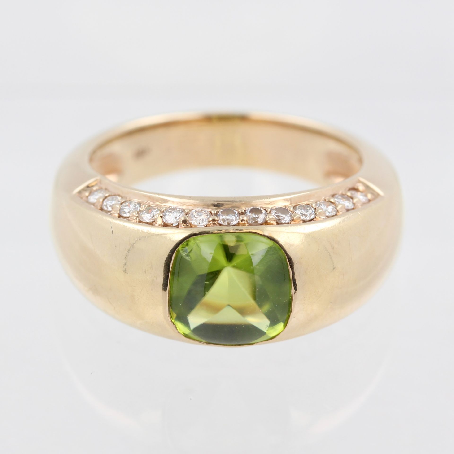 Damenring, 18 kt Gelbgold, mit kleinen Brillanten, zusammen ca. 0,44 ct, tw, vsi, und 1 Peridot (