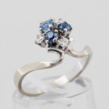 Damenring, 14 kt Weißgold, mit kleinen Diamanten und Saphiren, punziert, ca. 3,2 g, RM 56