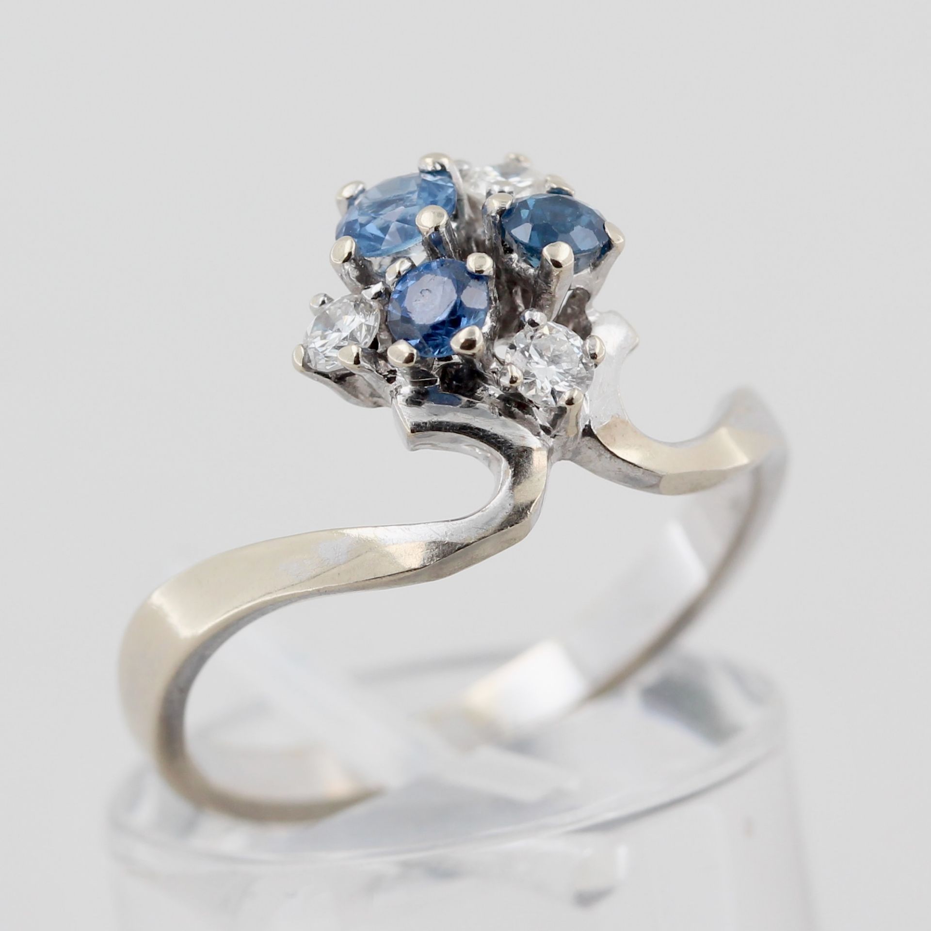 Damenring, 14 kt Weißgold, mit kleinen Diamanten und Saphiren, punziert, ca. 3,2 g, RM 56