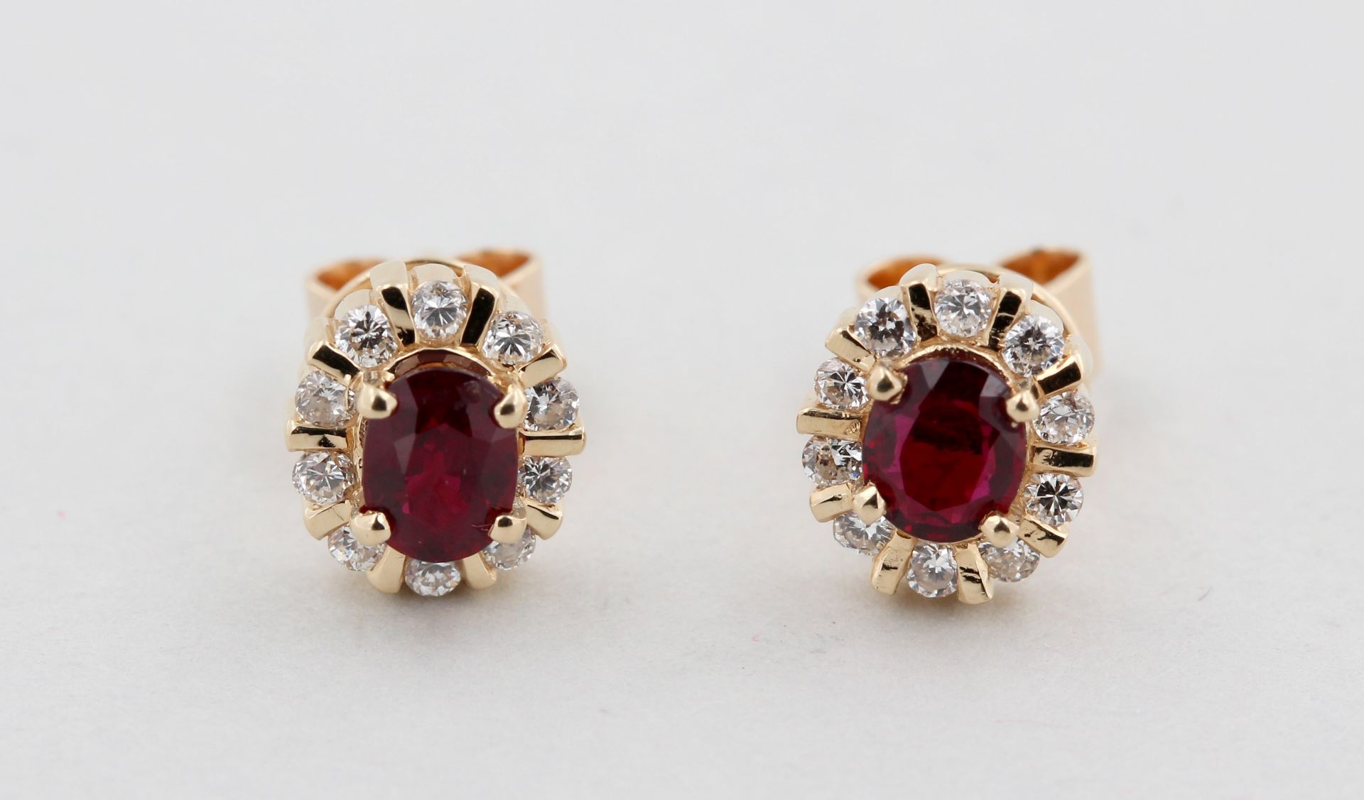 Paar Ohrstecker, 14 kt Gelbgold, mit Rubinen und kleinen Diamanten, punziert, ca. 2,4 g, D. 0,7 cm - Bild 2 aus 4