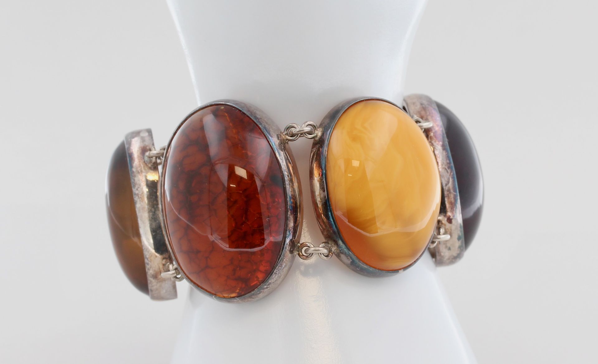 Armband mit Bernstein, 925 Silber, mit großen Bernstein Cabochons, B. 3,1 cm - 4,3 cm, L. 18,5 cm,