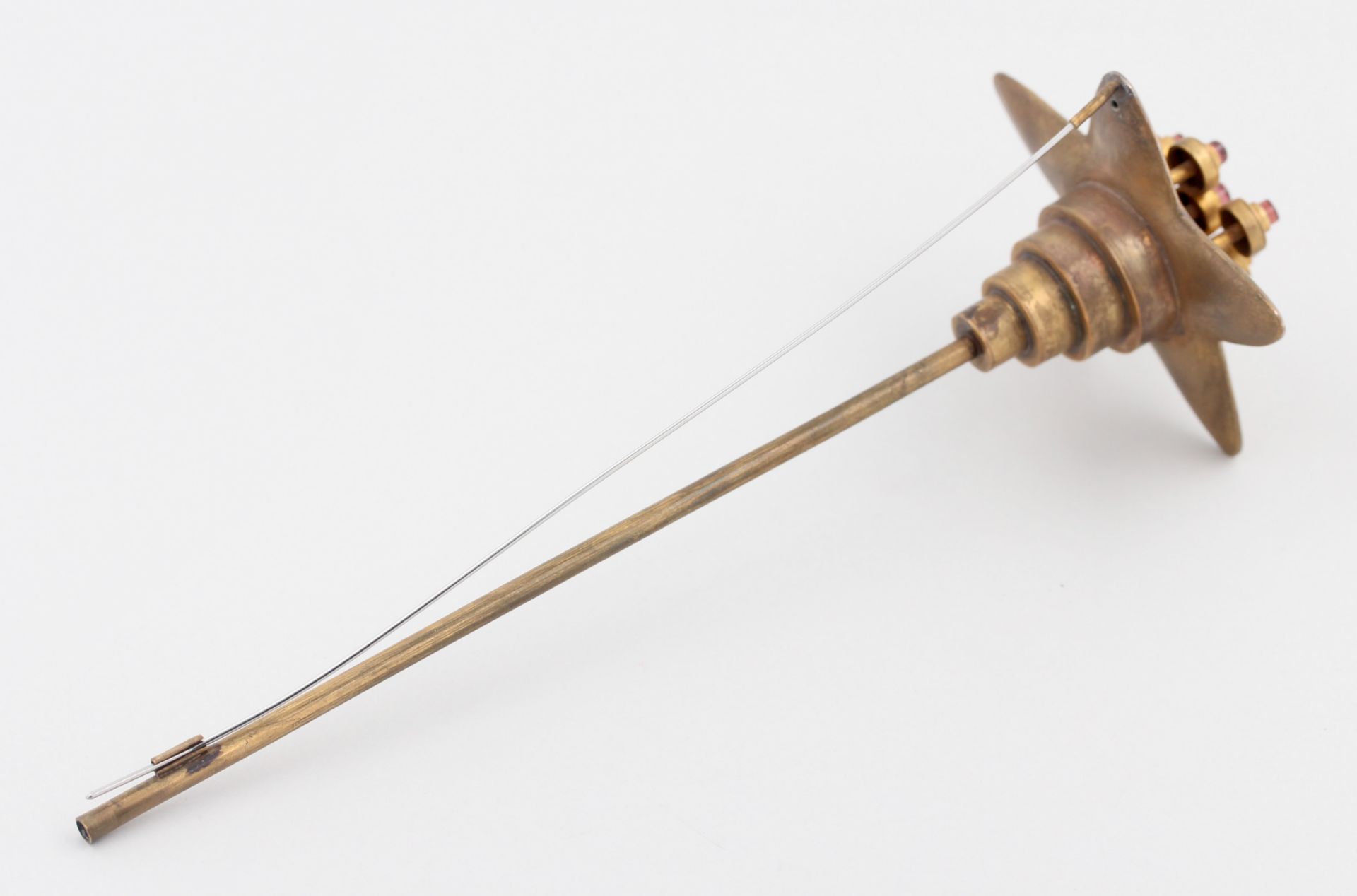 Anstecknadel, Marie-Eugenie Hinrichs, Bronze, Design Marie-Eugenie Hinrichs, wohl 1989, mit 6 roten, - Bild 2 aus 6