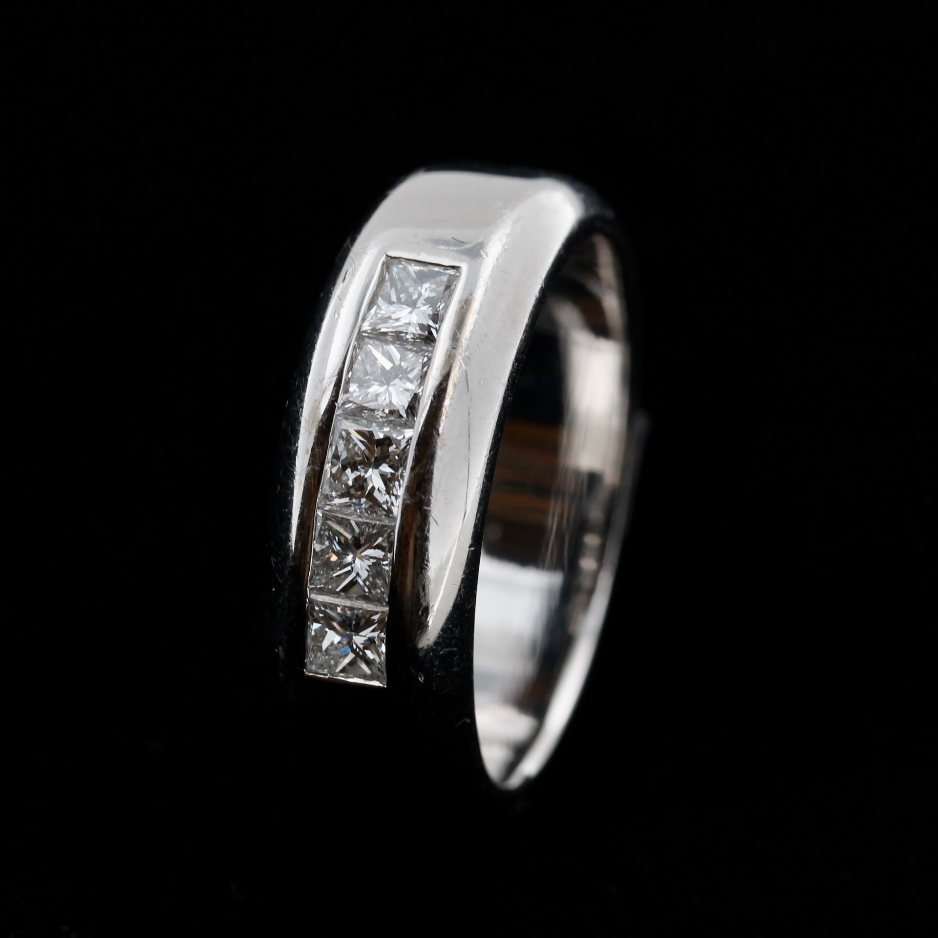 Damenring, 18 kt Weißgold, mit 5 Diamantcareés, punziert, ca. 12,8 g, RM 57 - Bild 3 aus 6