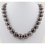 Collier mit schwarzen Tahitiperlen, 18 kt Gelbgold Kugelschließe, mit Diamanten, 29 Tahiti