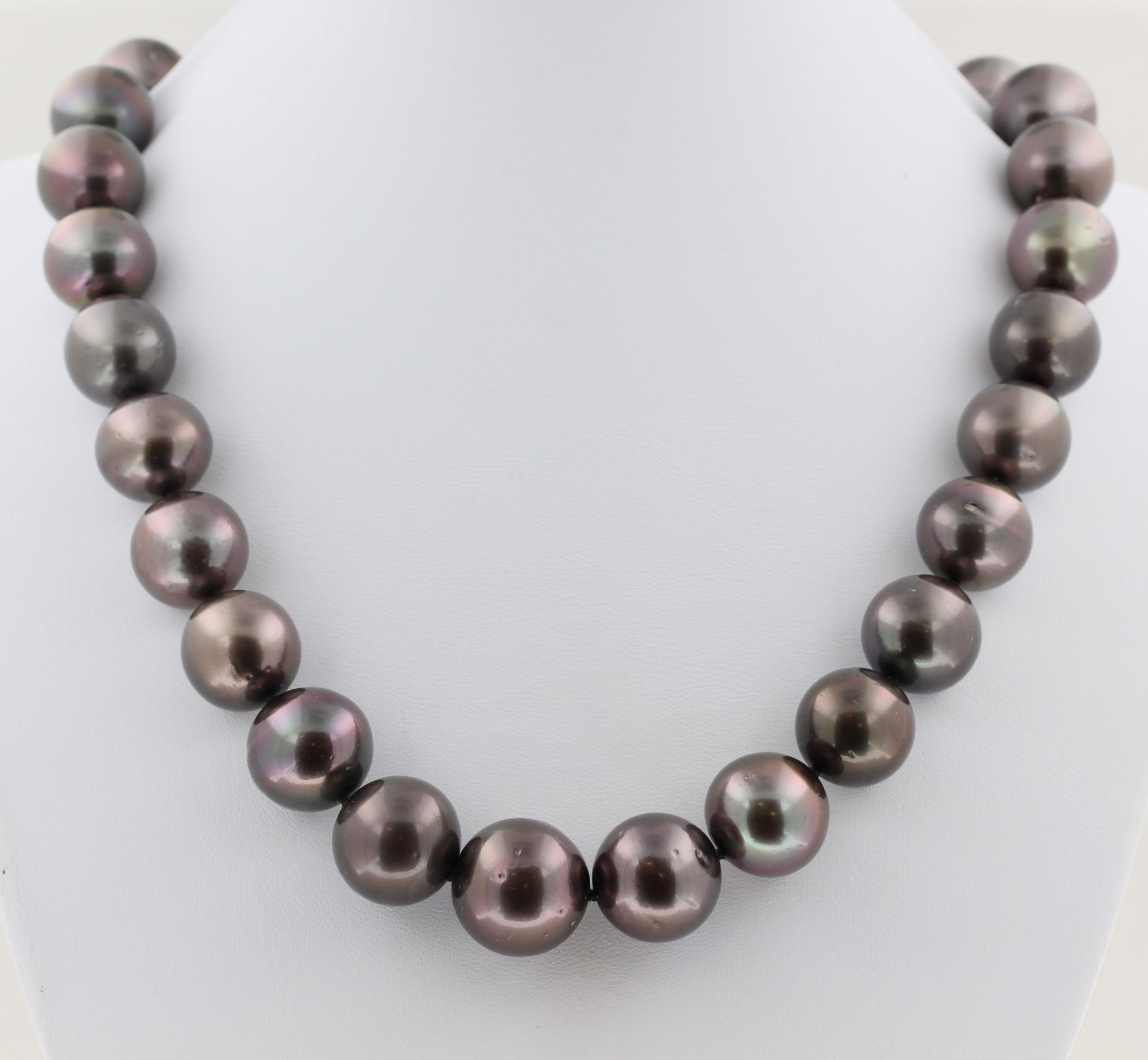 Collier mit schwarzen Tahitiperlen, 18 kt Gelbgold Kugelschließe, mit Diamanten, 29 Tahiti