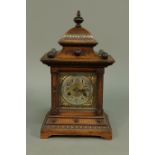 Tischuhr, 20. Jh., England, Nussbaumgehäuse, reichlich verziert, Pagodendach, Messing Zifferblatt,
