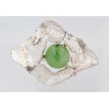 Anhänger Silber, 925 Silber, mit grüner, wohl Jade, als Brosche tragbar, punziert, ca. 22,1 g, L.