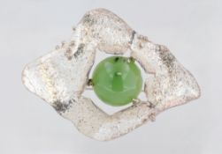 Anhänger Silber, 925 Silber, mit grüner, wohl Jade, als Brosche tragbar, punziert, ca. 22,1 g, L.