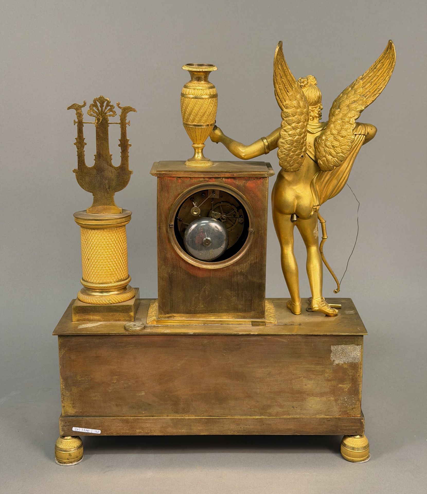 Kaminuhr, mit wohl Amor und Leier, Mme Gentilhomme, Palais Royal à Paris , wohl 1. H. 19. Jh., - Bild 6 aus 6