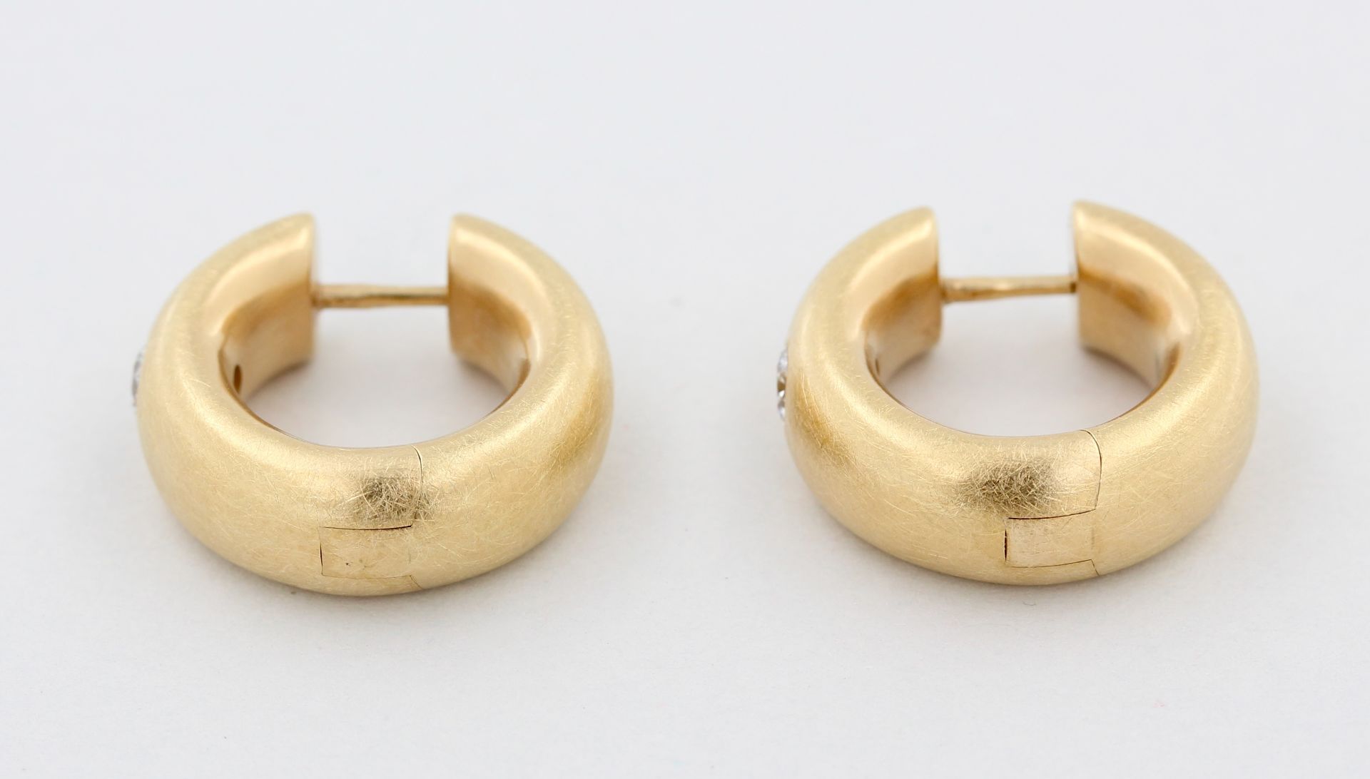 Paar Creolen Scheurle Quinn, 18 kt Gelbgold, mit je 1 Brillant, je ca. 0,17 ct, mattierte - Bild 4 aus 4