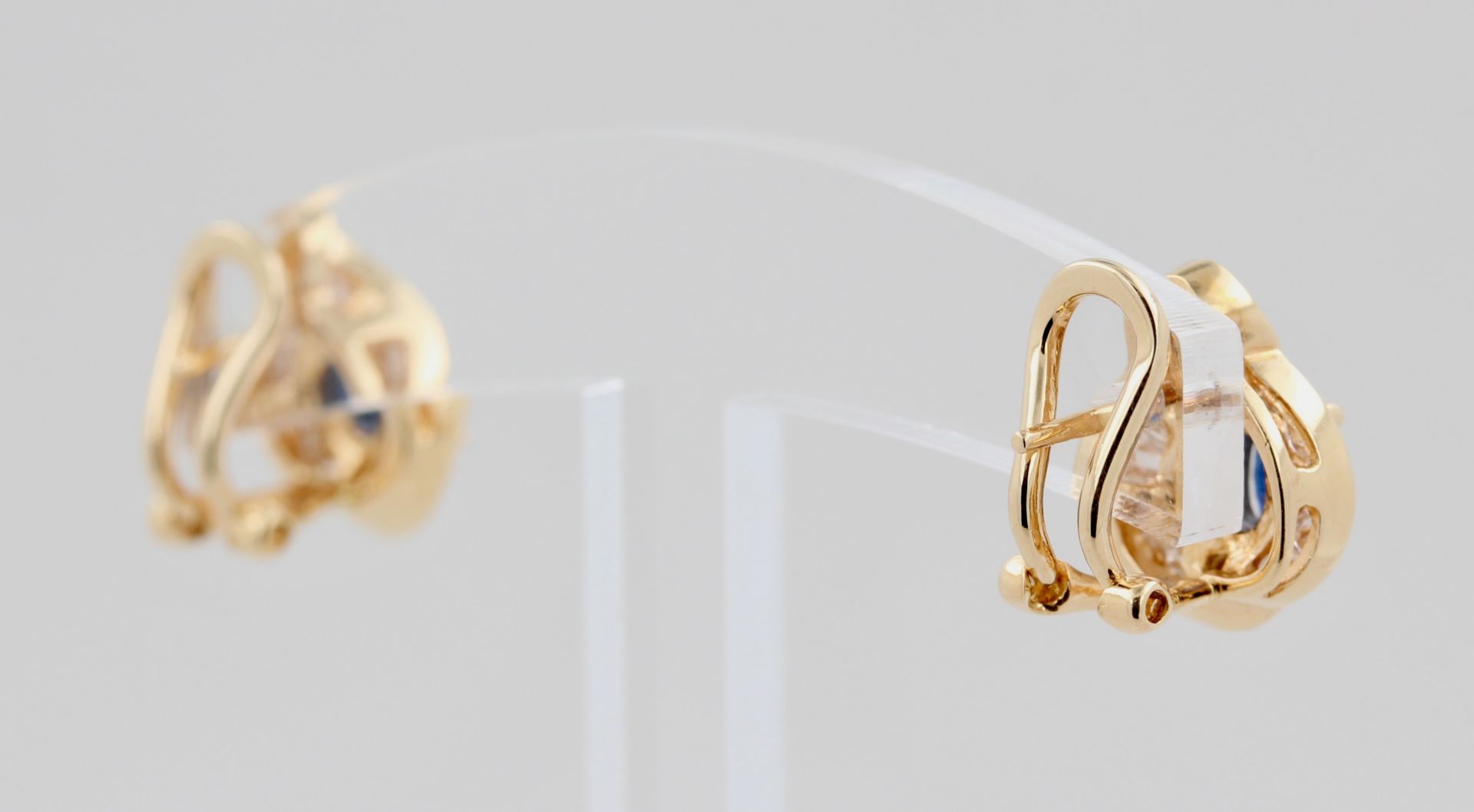 Paar Ohrstecker, 18 kt Gelbgold, mit Saphiren, Brillanten und Diamanten im Baguette Schliff, - Bild 4 aus 4
