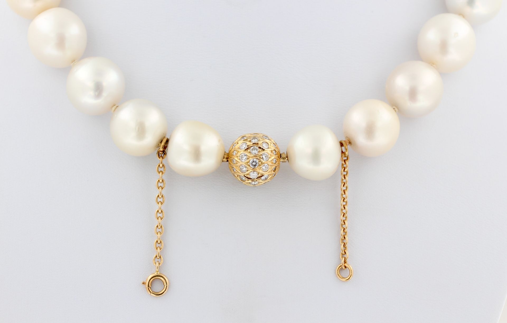 Collier mit Südseeperlen, 18 kt Gelbgold Kugelschließe, mit Diamanten, zusammen ca. 1,5 ct, feines - Bild 2 aus 3