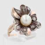 Damenring, um 1900, 14 kt Gelbgold und Silber, 9 Diamantrosen, mittig weiße Zuchtperle,