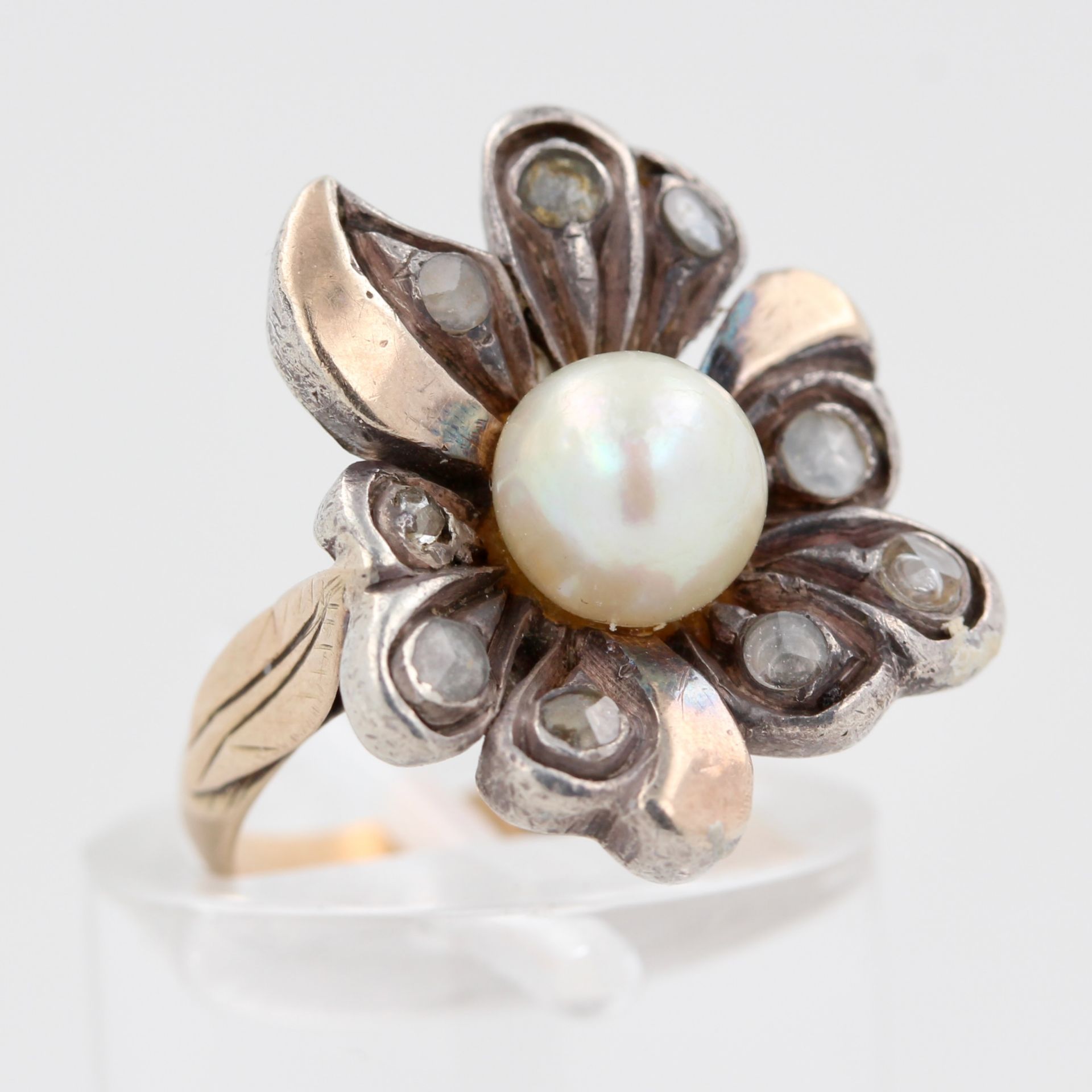 Damenring, um 1900, 14 kt Gelbgold und Silber, 9 Diamantrosen, mittig weiße Zuchtperle,