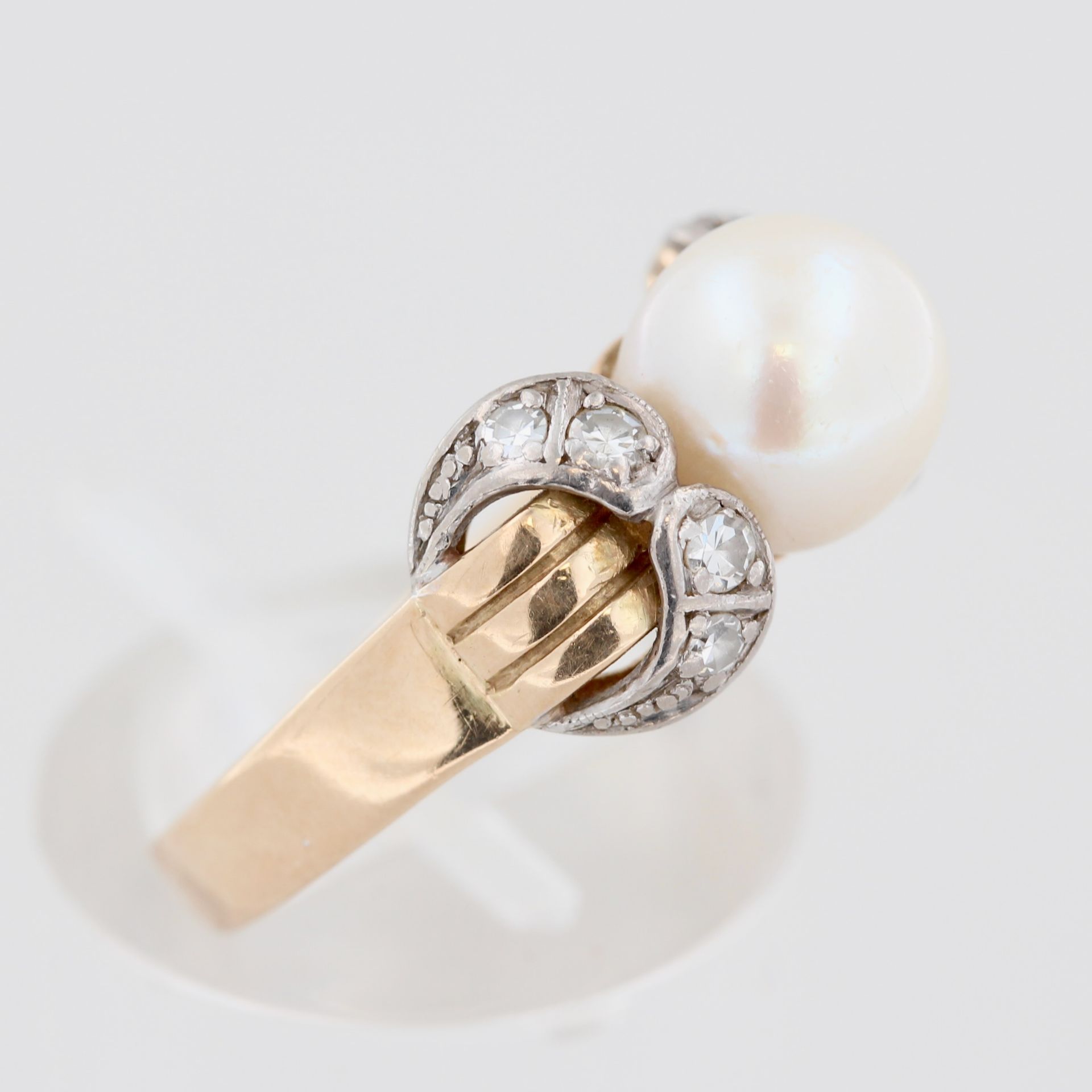 Damenring, 14 kt Gelbgold, teils Weißgold, mit kleinen Diamanten und 1 weißen Perle, punziert, ca. - Bild 2 aus 4