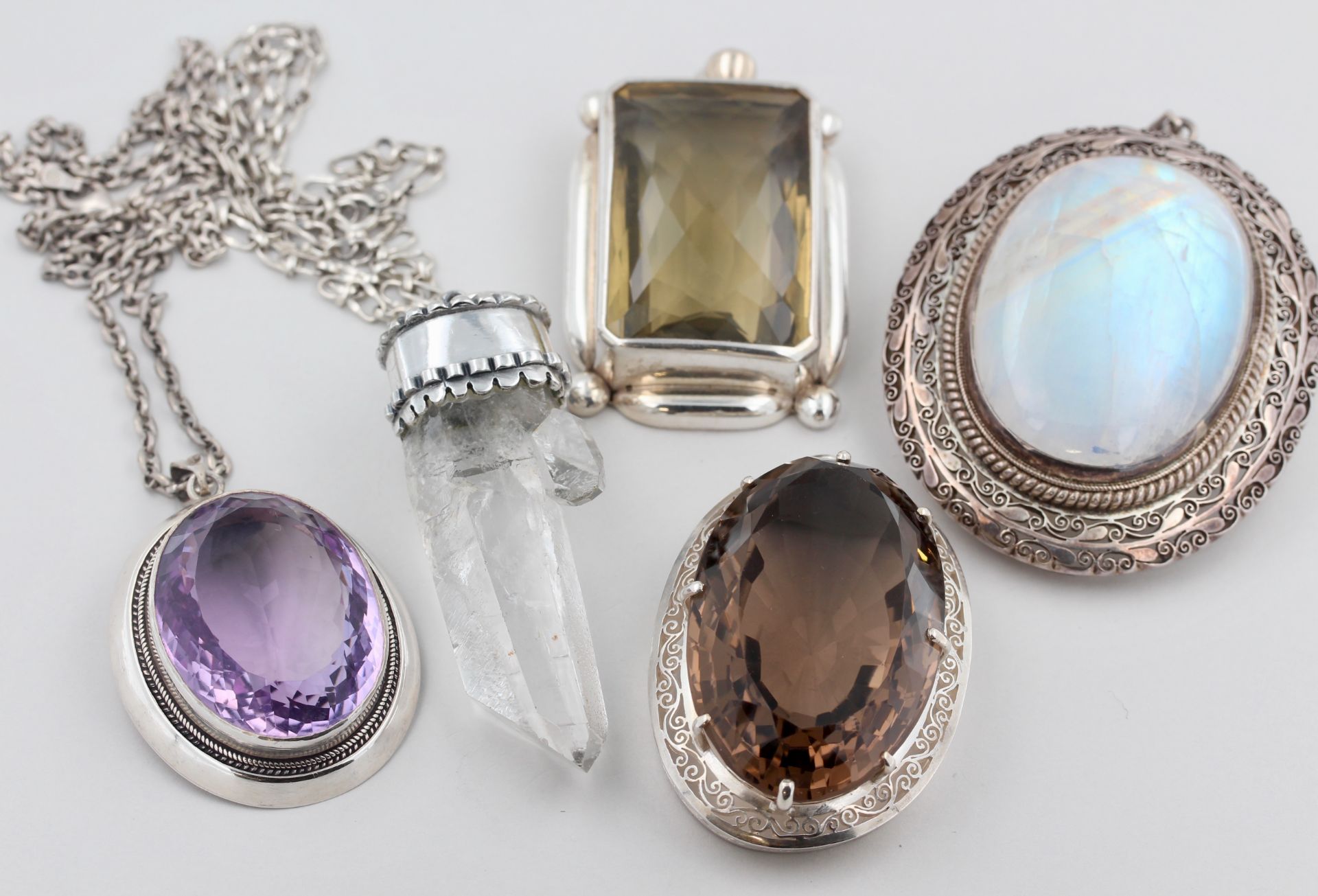 5 Anhänger Silber, Silber, mit Bergkristall, Rauchquarz, wohl Mondstein, Amethyst, usw., L. 5,7 cm -