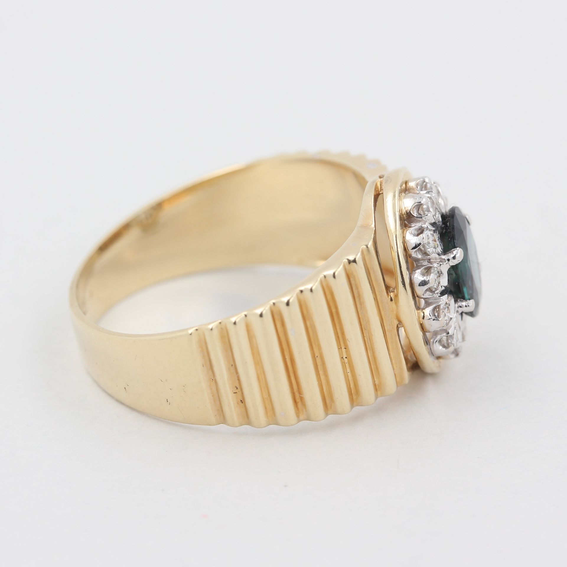 Damenring, 14 kt Gelbgold, mit kleinen Diamanten und 1 wohl Saphir, punziert, ca. 3,8 g, RM 56 - Bild 3 aus 3